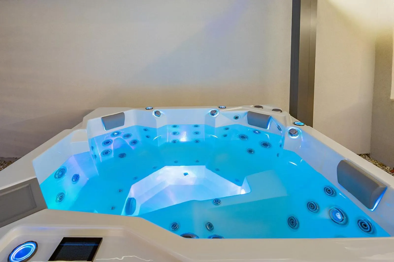 Bella Zara Lux Apartment With Jacuzzi, Grill & Garden