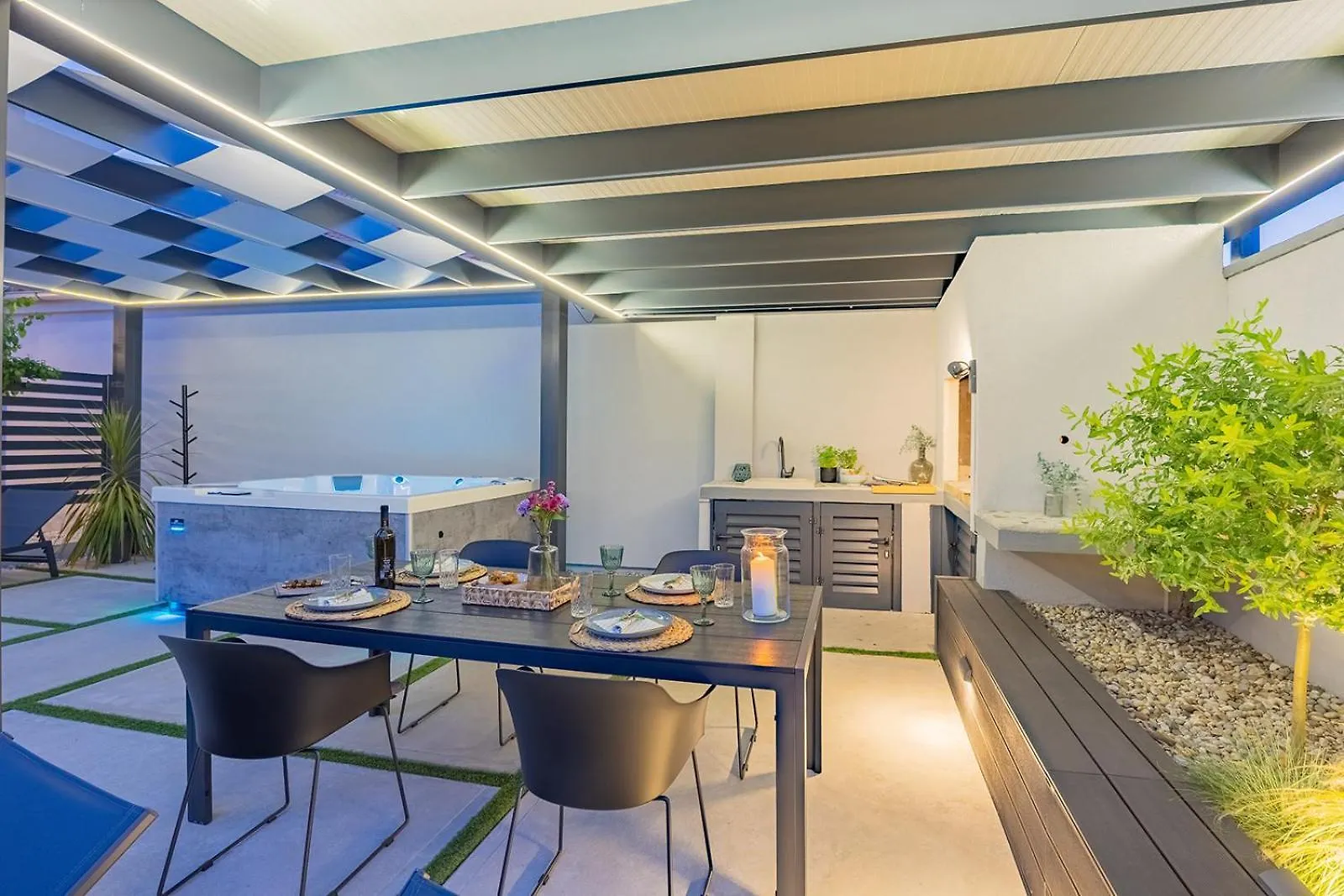 Bella Zara Lux Apartment With Jacuzzi, Grill & Garden